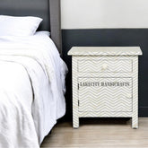 Mesita de noche gris con diseño en zigzag de chevron y incrustaciones de hueso, 1 cajón y 1 puerta